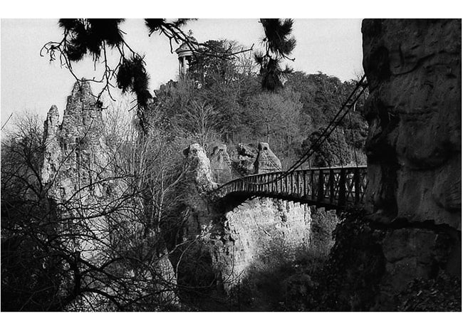 Suspended footbridge